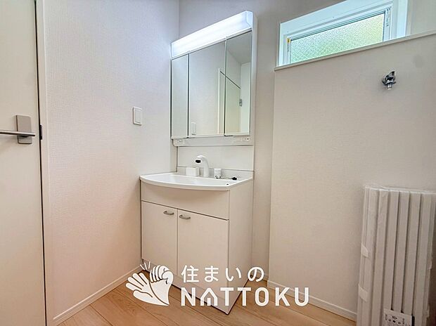 【洗面台・洗面所】鏡の両サイドは、必要なものを取出しやすく、大きな鏡面で朝の準備も快適。
使いやすいリフトアップ機能付きのシングルレバーシャワー水栓付です。
