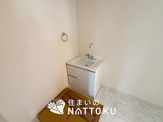 【洗面台・洗面所】鏡の両サイドは、必要なものを取出しやすく、大きな鏡面で朝の準備も快適。
使いやすいリフトアップ機能付きのシングルレバーシャワー水栓付です。
