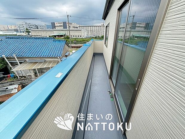 【バルコニー】奥行きが広く、洗濯物をゆったりと干せる十分な広さで、家族の洗濯も捗ります。