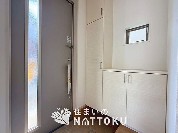 【現地写真（玄関）】玄関には、大型のシューズ収納を設置しています。
