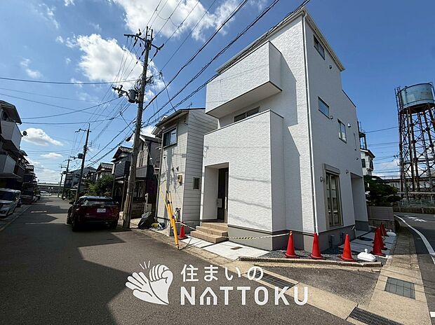 【現地写真（前道含む外観）】断熱性、気密性を高める工夫で一年中ずっと心地よく暮らせる、高気密・高断熱です。