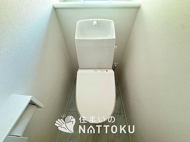 【トイレ】汚れてもサッとひと拭きでお手入れ簡単、エコ仕様の温水洗浄便座付きのトイレです。
バリアフリーにも配慮しています。
