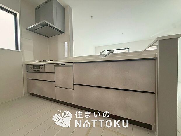 【現地写真（キッチン）】収納たっぷりのシステムキッチン、浄水器付水栓を標準装備しています。