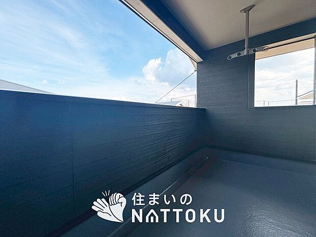 【バルコニー】奥行きが広く、洗濯物をゆったりと干せる十分な広さで、家族の洗濯も捗ります。
