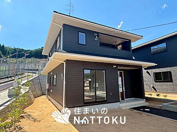 【現地写真（外観）【４号地】】軽くて火災に強い屋根材を採用し、地震時の建物への負担や揺れを軽減しています。