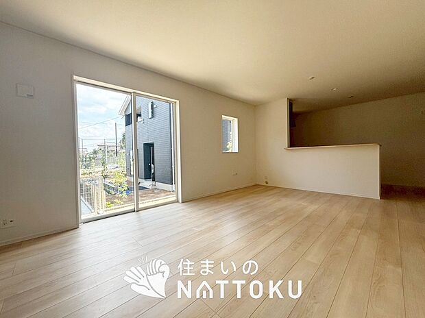 【現地写真（リビング）】フローリング材には、木目、色調など木材特有の風合いがあり、ナチュラルな美しさになっています。