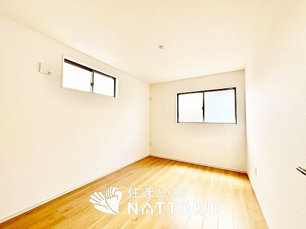 【現地写真(洋室)】木目の美しさを際立たせるシンプルデザインの建具を使用しています。