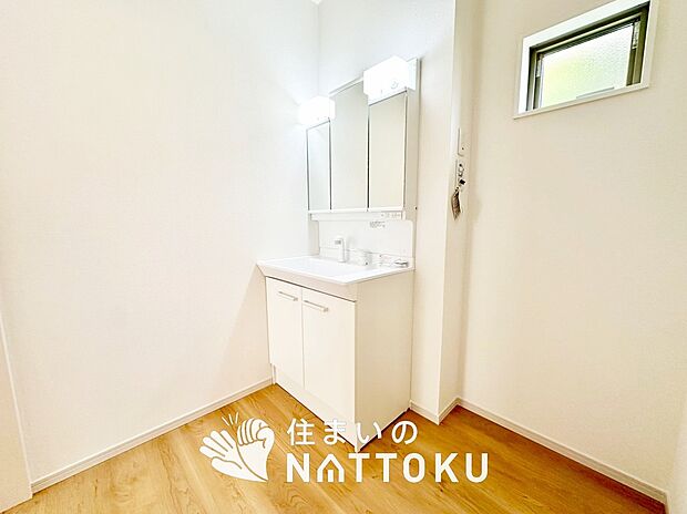 【洗面台・洗面所】鏡の両サイドは、必要なものを取出しやすく、大きな鏡面で朝の準備も快適。
使いやすいリフトアップ機能付きのシングルレバーシャワー水栓付です。