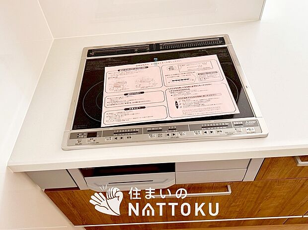 【ビルトインコンロ】フラットな構造で清掃性が高く、過熱防止センサー付3口タイプで日頃の家事も快適です。