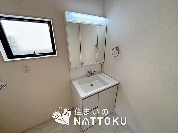 【洗面台・洗面所】鏡の両サイドは、必要なものを取出しやすく、大きな鏡面で朝の準備も快適。
使いやすいリフトアップ機能付きのシングルレバーシャワー水栓付です。
