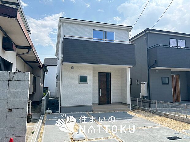 【現地写真（外観）【２号地】】軽くて火災に強い屋根材を採用し、地震時の建物への負担や揺れを軽減しています。