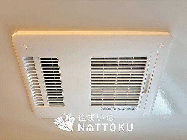 【浴室暖房換気乾燥機】入浴後の水滴や湿気を排出し、カビの発生や臭いを抑制します。
雨の日の洗濯物にも効果的です。