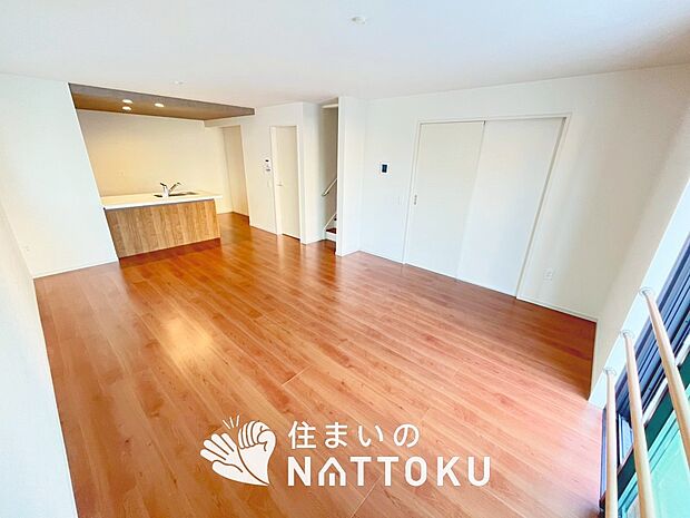 【現地写真(リビング)】フローリング材には、木目、色調など木材特有の風合いがあり、ナチュラルな美しさになっています。