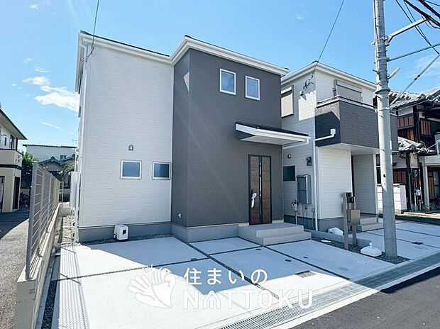 【現地写真（外観）【２号地】】軽くて火災に強い屋根材を採用し、地震時の建物への負担や揺れを軽減しています。