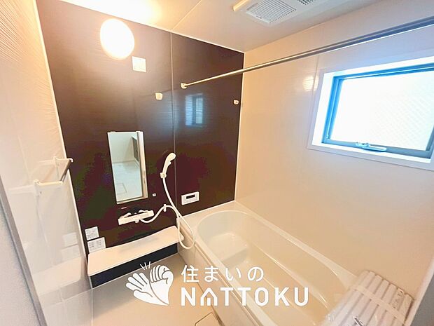 【現地写真（浴室）】浴室暖房乾燥機付き。１坪タイプで広々です。