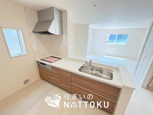 【現地写真（キッチン）】収納たっぷりのシステムキッチン、浄水器付水栓を標準装備しています。