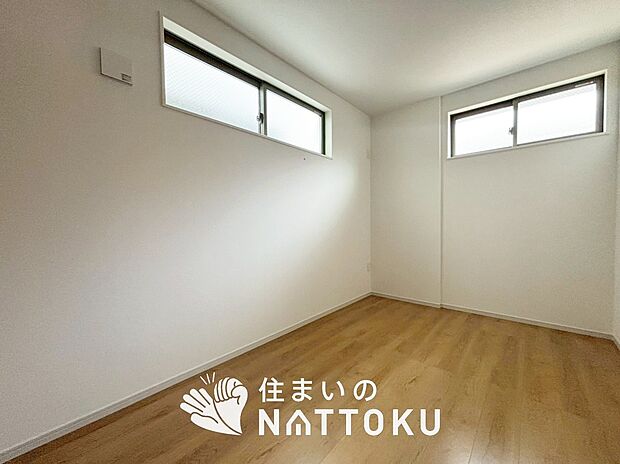 【現地写真（洋室）】木目の美しさを際立たせるシンプルデザインの建具を使用しています。