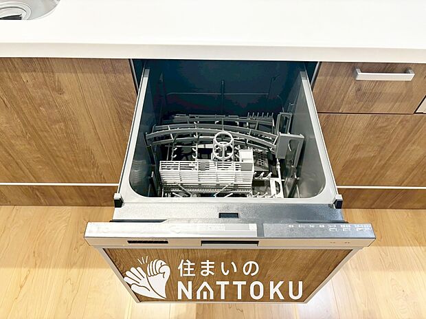 【食器洗い乾燥機】食後の時間にゆとりを与えてくれる食器洗い乾燥機。
操作ボタンも上面にあるので、腰をかがめずに操作ができラクラクです。