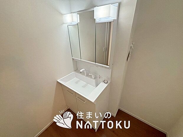 【洗面台・洗面所】鏡の両サイドは、必要なものを取出しやすく、大きな鏡面で朝の準備も快適。
使いやすいリフトアップ機能付きのシングルレバーシャワー水栓付です。