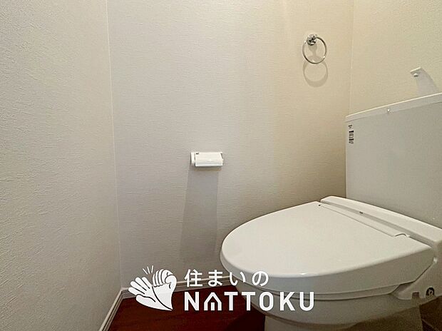 【トイレ】汚れてもサッとひと拭きでお手入れ簡単、エコ仕様の温水洗浄便座付きのトイレです。
バリアフリーにも配慮しています。