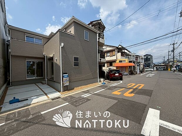 【現地写真（前道含む外観）】軽くて火災に強い屋根材を採用し、地震時の建物への負担や揺れを軽減しています。