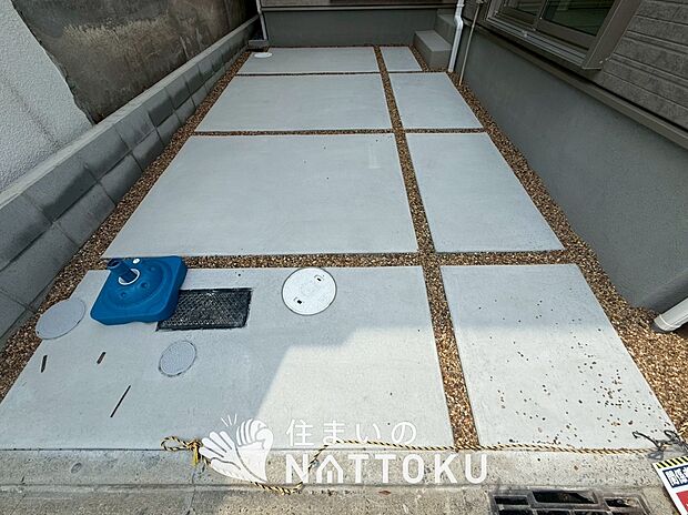 【現地写真（駐車場）】駐車スペースが広く、運転が苦手な方も安心です。