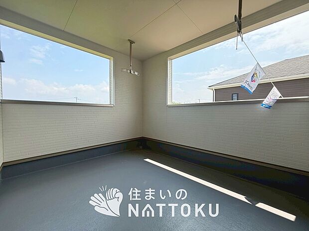 【バルコニー】奥行きが広く、洗濯物をゆったりと干せる十分な広さで、家族の洗濯も捗ります。