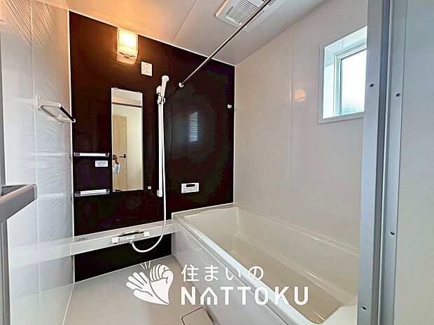 【現地写真（浴室）】浴室暖房乾燥機付き。１坪タイプで広々です。