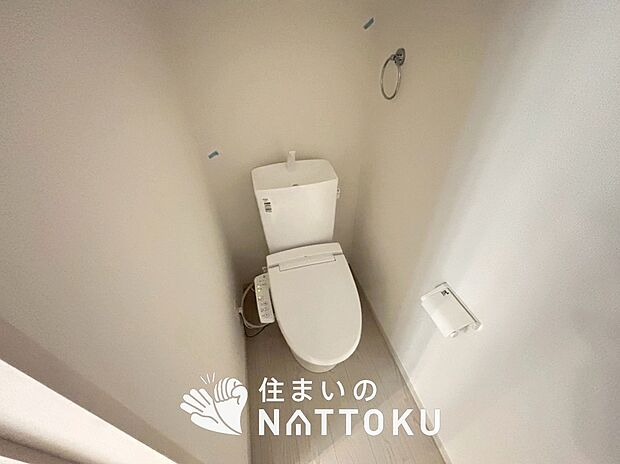 【トイレ】汚れてもサッとひと拭きでお手入れ簡単、エコ仕様の温水洗浄便座付きのトイレです。
バリアフリーにも配慮しています。
