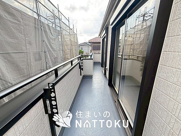 【バルコニー】奥行きが広く、洗濯物をゆったりと干せる十分な広さで、家族の洗濯も捗ります。