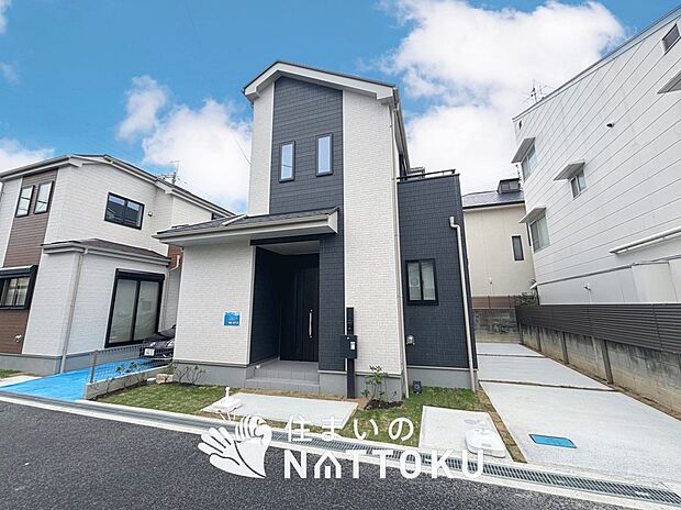 【現地写真(外観)【2号地】】軽くて火災に強い屋根材を採用し、地震時の建物への負担や揺れを軽減しています。