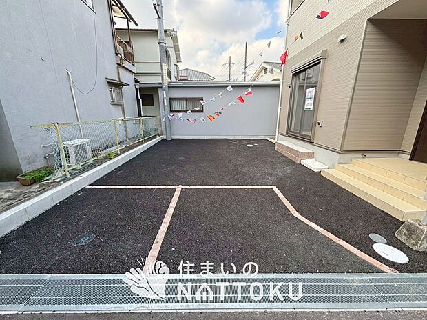 【現地写真(駐車場)】駐車スペースが広く、運転が苦手な方も安心です。