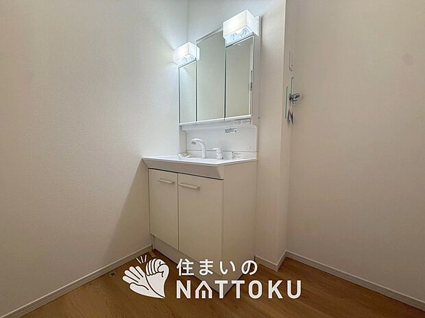 【洗面台・洗面所】鏡の両サイドは、必要なものを取出しやすく、大きな鏡面で朝の準備も快適。
使いやすいリフトアップ機能付きのシングルレバーシャワー水栓付です。
