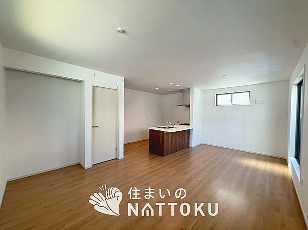 【現地写真（リビング）】フローリング材には、木目、色調など木材特有の風合いがあり、ナチュラルな美しさになっています。