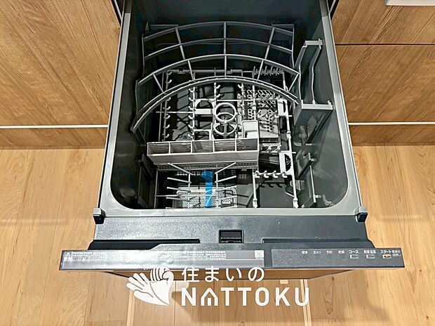 【食器洗い乾燥機】食後の時間にゆとりを与えてくれる食器洗い乾燥機。
操作ボタンも上面にあるので、腰をかがめずに操作ができラクラクです。