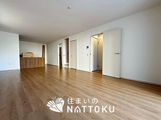 【現地写真（リビング）】フローリング材には、木目、色調など木材特有の風合いがあり、ナチュラルな美しさになっています。