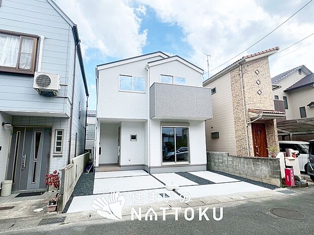 【現地写真(外観)】軽くて火災に強い屋根材を採用し、地震時の建物への負担や揺れを軽減しています。