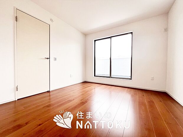 【現地写真(寝室)】木目の美しさを際立たせるシンプルデザインの建具を使用しています。