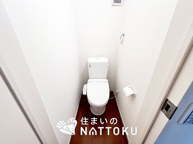 【トイレ】汚れてもサッとひと拭きでお手入れ簡単、エコ仕様の温水洗浄便座付きのトイレです。
バリアフリーにも配慮しています。