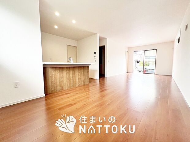 【現地写真(リビング)】フローリング材には、木目、色調など木材特有の風合いがあり、ナチュラルな美しさになっています。