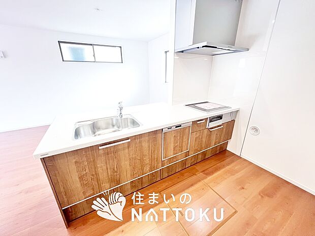 【現地写真(キッチン)】収納たっぷりのシステムキッチン、浄水器付水栓を標準装備しています。