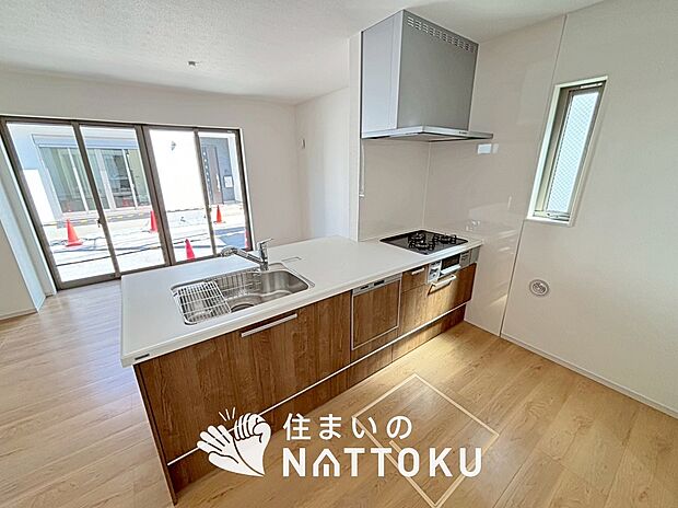 【現地写真（キッチン）】収納たっぷりのシステムキッチン、浄水器付水栓を標準装備しています。