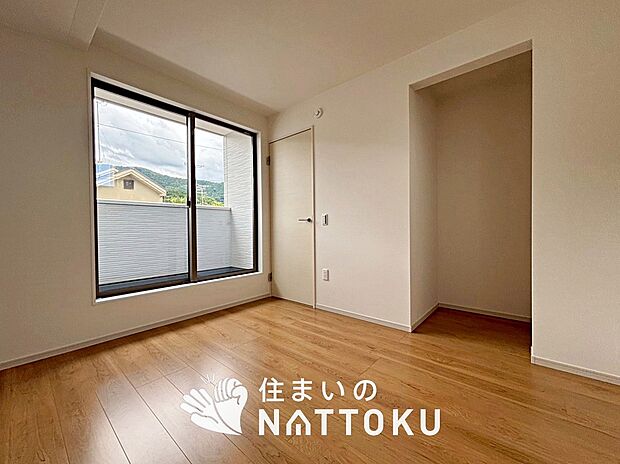 【現地写真（洋室）】木目の美しさを際立たせるシンプルデザインの建具を使用しています。