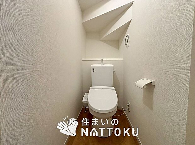 【トイレ	 】汚れてもサッとひと拭きでお手入れ簡単、エコ仕様の温水洗浄便座付きのトイレです。
バリアフリーにも配慮しています。
