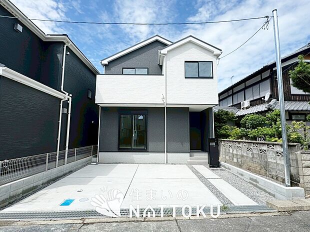 【現地写真（外観）】雨で汚れを落とし、耐久性・耐候性に優れた外壁を使用しています。