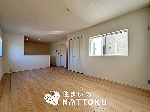 【現地写真（リビング）】フローリング材には、木目、色調など木材特有の風合いがあり、ナチュラルな美しさになっています。