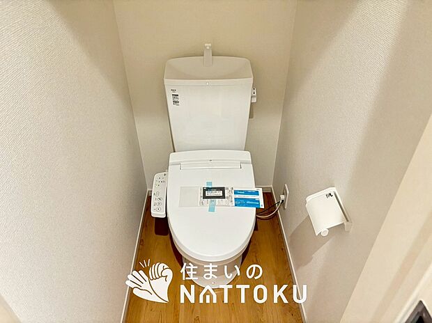 【トイレ】汚れてもサッとひと拭きでお手入れ簡単、エコ仕様の温水洗浄便座付きのトイレです。
バリアフリーにも配慮しています。