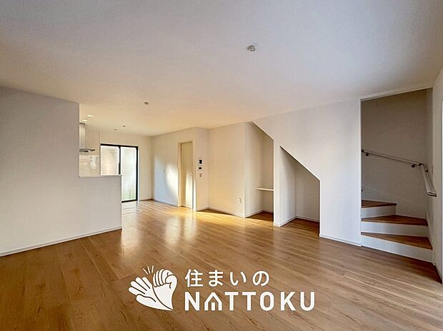 【現地写真（リビング）】フローリング材には、木目、色調など木材特有の風合いがあり、ナチュラルな美しさになっています。