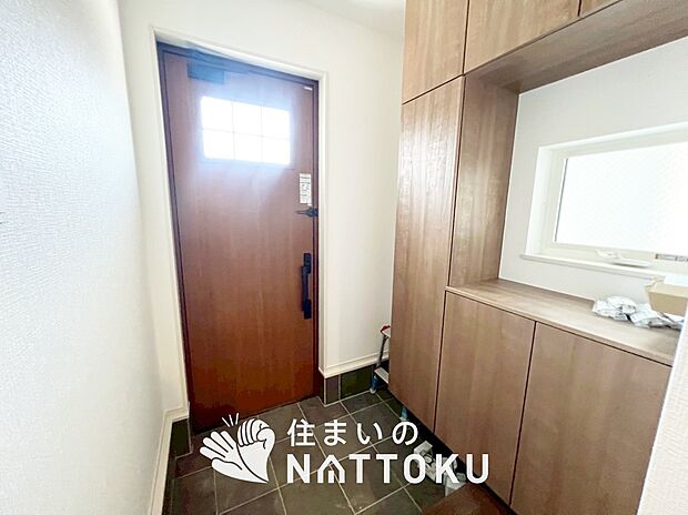 【現地写真(玄関)】玄関には、大型のシューズ収納を設置しています。