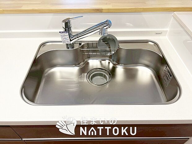 【浄水器内臓ハンドシャワー付シンク】広々とした凸型シンクに洗剤ポケットを標準装備。すっきり収納できます。
また、蛇口の先端に浄水器を内蔵しているため場所をとりません。